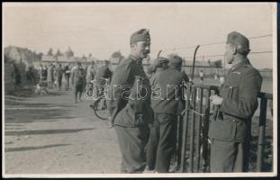 cca 1940 Magyar katonák egy focimeccsen a pálya szélén, fotó, 8,5×13,5 cm