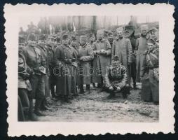 1941 Mágocs-tanya Erdélyben, első hadifoglyok, hátoldalon feliratozott fotó, 5×6,5 cm