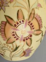 Zsolnay virágmintás, váza. Kézzel festett, jelzett, hibátlan. m: 13 cm