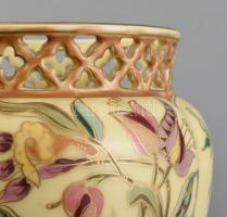 Zsolnay virág mintás áttört kaspó. Kézzel festett, jelzett (Mihálovicsné), hibátlan. d:19 cm, m:17 c...
