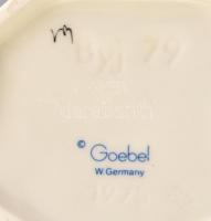 Hummel/Goebel fotós fiú kutyával, kézzel festett fajansz, jelzett, hibátlan, m: 15,5cm