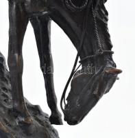 Frederic Remington (1861-1909): Amerikai indián lovon. Öntött, patinázott bronz, márvány talapzaton,...