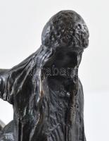 Frederic Remington (1861-1909): Amerikai indián lovon. Öntött, patinázott bronz, márvány talapzaton,...