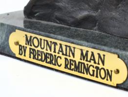 Frederic Remington (1861-1909): Amerikai indián lovon. Öntött, patinázott bronz, márvány talapzaton,...