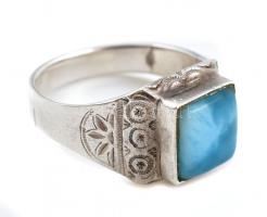 Ezüst(Ag) gyűrű kék kővel, jelzés nélkül, méret: 61, bruttó: 8 g