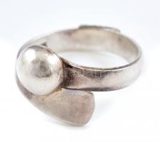 Ezüst(Ag) gyűrű, jelzett, sorjás, méret: 58, nettó: 3,4 g