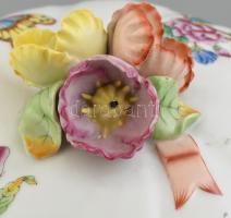 Herendi Viktória mintás bonbonniere. Kézzel festett, jelzett, virágon lepattanás. d: 16,5 cm, m: 10 ...