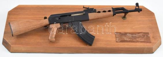 AK-47 másolat, fa tartóval, h: 42 cm