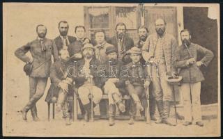 1861 Férfiak csoportképe, keményhátú fotó, 10,5×6 cm