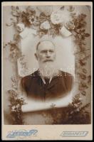 1890 Szemüveges férfi, keményhátú fotó Leon budapesti műterméből, 16×11 cm