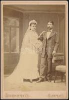 cca 1880 Menyasszony férjével, keményhátú fotó Liederhoffer budapesti műterméből, 16×11 cm