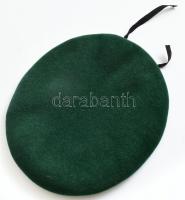 Zöld színű német gyártmányú posztó barett sapka magyar ejtőernyős felvarróval