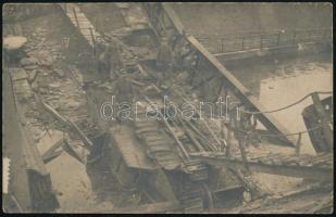 1918 Szent Quentin-csatorna, katonák brit Mark V tankkal a csatában megrongálódott hídnál, I. világháborús fotólap / St Quentin Canal, soldiers with British Mark V tank at the destroyed bridge, WWI photo