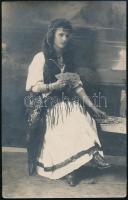cca 1910 Cigány asszony kártyát vet fotólap