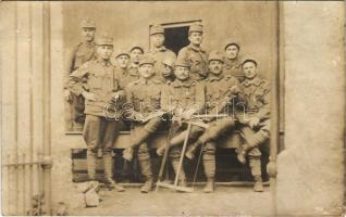 Első világháborús osztrák-magyar katonai ácsok és kőművesek / WWI K.u.k. military carpenters and bricklayers, soldiers. photo (EK)