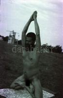 Engi László: Meztelen jóga. nudist férfiről készült 5 db negatív kocka