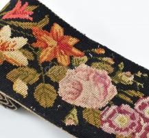 Régi kézzel hímzett virágmintás textil