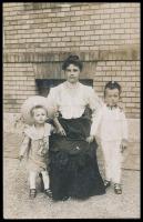 cca 1900 Angyalka és gyermekei egyik katonának beöltöztetve fotólap