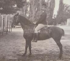 cca 1910 Lovas katona az aradi várnál, fotó paszpartuban, üvegezett keretben, 17×22 cm