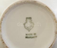 14 darabos Zsolnay tétel: 5 db kulacs, gyufatartó, bonbonniere. Fehér mázas, jelzett