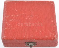 Élénkpiros színű kitüntetés/jelvénytartó tok, 36x6mm-es fészekkel függőleges tűhöz. A tok belső olda...