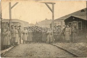 1916 Zur Arbeit abmarschierende russische Kriegsgefangene / WWI German military, Russian POWs (prisoners of war) going to work (EB)