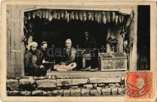 Shkoder, Shkodra, Skadar, Skodra, Scutari, Skutari; Schuhmacher in seiner Werkstatt im Bazar / shoemakerss shop, folklore