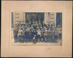 cca 1920 Nagykároly, iskolai csoportkép, kartonra kasírozott fotó, hullámos, 11×17 cm