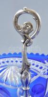 Ezüst (Ag) talpas kínáló, kék ólomkristály, jelzett, m: 25 cm, nettó: 53g