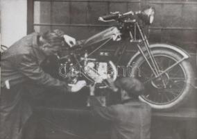 Nagy fotó tétel dobozban, régi automobilok, biciklik, mozdonyok stb. Vegyes méretben és állapotban