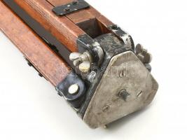 Régi fa és fém fényképezőgép tartó állvány. Összecsukható, jó állapotban 