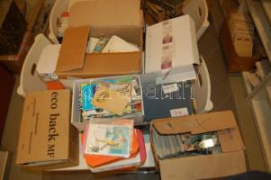 Átnézetlen nagy képeslap hagyaték több évtizedes gyűjtésből, a beadó szerint főleg háború utáni anyag kevéske régivel, benne magyar és külföldi városképek érdekes országokkal, motivumok. Kb. 6.000 - 8.000 db, érdemes megnézni!!