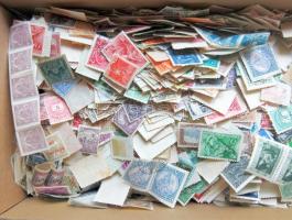 22.000-26.000 átnézetlen és rendezetlen régi magyar bélyeg hagyatékból a klasszikusoktól a negyvenes évek közepéig, kartondobozban