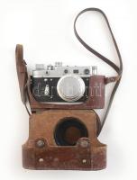 Zorkij-2 fényképezőgép, objektívvel, eredeti bőr tokjában, kopott.