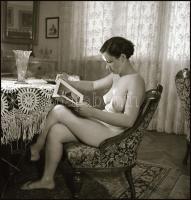 cca 1939 Demeter Károly budapesti fényképész és fotóművész hagyatékából 1 db vintage NEGATÍV, szolidan erotikus akt felvétel, 6x6 cm