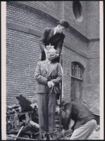 1945 Háborús bűnös nyilvános kivégzése, 1 db mai nagyítás Rózsa György fotóriporter hagyatékából, 24x18 cm