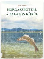Botár Gábor: Horgászbottal a Balaton körül. Bp., 1998., Sygnet Kft. Kiadói papírkötés, volt könyvtári példány.