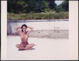 cca 1986 Kinn a vízből, de benn a medencében, szolidan erotikus felvétel, 1 db vintage NEGATÍV, + hozzáadva az erről készült mai nagyítást, 18x23 cm és 6x6 cm