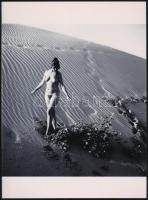 cca 1979 Nagylány a homokozóban, szolidan erotikus felvétel, 1 db vintage NEGATÍV, + hozzáadva az erről készült mai nagyítást, 24x18 cm és 6x6 cm