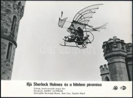 1985 ,,Ifjú Sherlock Holmes és a félelem piramisa című angol film egy jelenete, 1 db vintage produkciós filmfotó, ezüst zselatinos fotópapíron, 18x24 cm