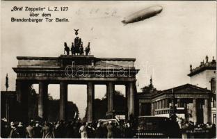Graf Zeppelin-Luftschiff LZ 127 über dem Brandenburger Tor (Berlin) / German airship