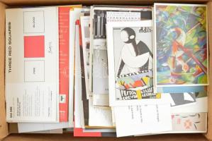 MODERN MŰVÉSZET - Több száz db kiállítási meghívó, ismertető, modern művészeti képeslap dobozban / MODERN ART - A box of modern art postcards, invitations, brochures