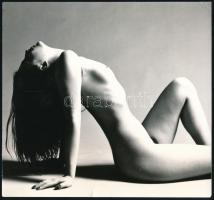 Armuth Gábor (?- ): 2 db művészi akt fotó, hátoldalukon jelzettek (15/2, 15/3), az egyiken apró szak...