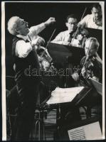 cca 1970 Jean Martinon (1910-1976) francia zeneszerző, karmester koncertet vezényel Budapesten, hátoldalán feliratozott, pecséttel jelzett sajtófotó, ragasztásnyommal, 24x18 cm