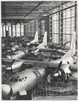 cca 1960-1980 Repülőgépgyár hangár belülről, nagyméretű fotó, kis szakadással, 29,5x23 cm / Airplane factory hangar interior, large-size photo, small tear, 29.5x23 cm