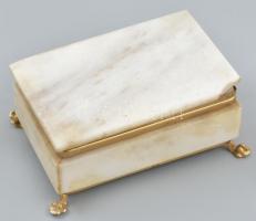 5db vegyes bross, sérült márvány dobozban. 11x7x5cm