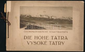 cca 1920 Die Hohe Tatra. Vysoké Tatry. Cechoslovakische Staatsbahnen / A Magas-Tátra, német nyelvű, képes album, fekete-fehér fotókkal, két színes térképpel és egy színes, kihajtható panorámaképpel. Zsinórfűzéses papírkötésben, sérült, kissé foltos borítóval.