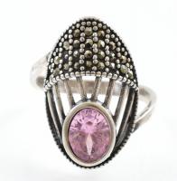 Ezüst(Ag) gyűrű markazittal és rózsaszín kővel, jelzett, méret. 56, bruttó: 4,1 g
