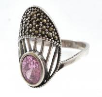 Ezüst(Ag) gyűrű markazittal és rózsaszín kővel, jelzett, méret. 56, bruttó: 4,1 g
