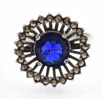 Ezüst(Ag) gyűrű kék kővel, jelzett, méret: 54, bruttó: 3,5 g